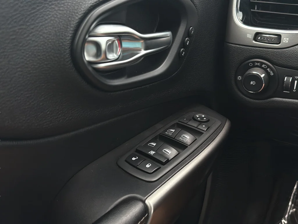 Used 2020 Slate Blue Pearlcoat Jeep Limited image 10