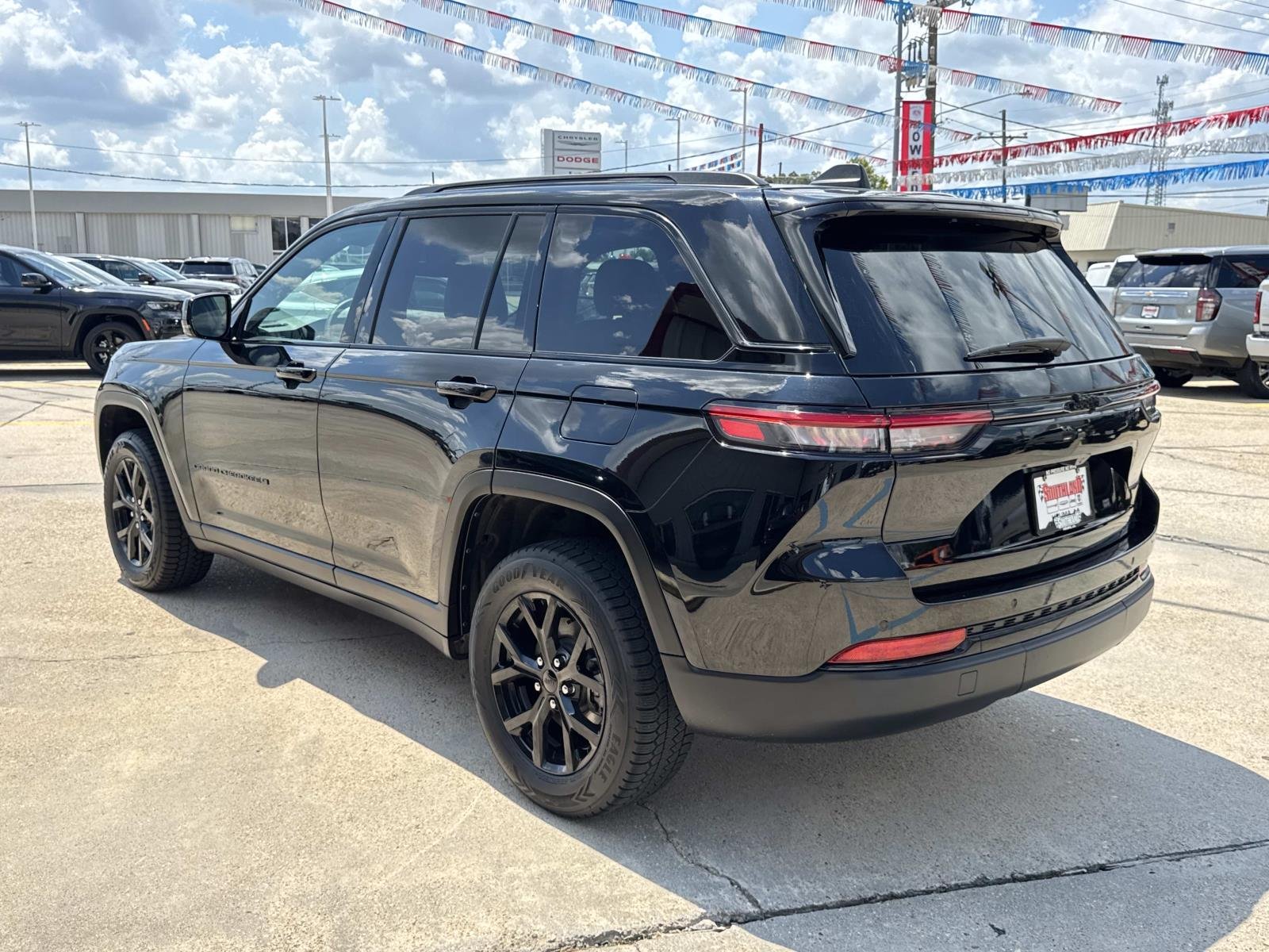 Used 2025 Diamond Black Crystal Pearlcoat Jeep Altitude X image 5