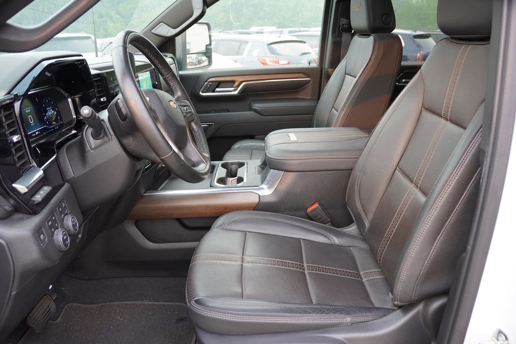 Used 2024 Summit White Chevrolet High Country image 5