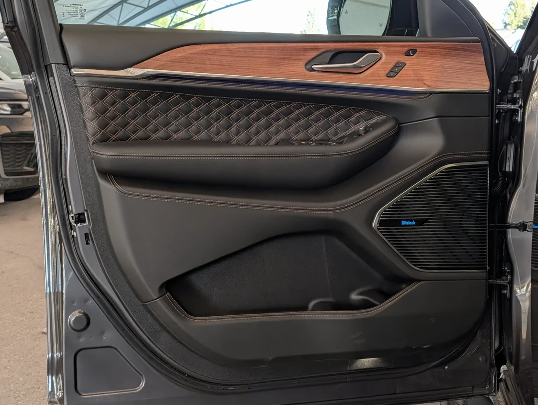 New 2026 Grey Jeep Summit - - 4x4 - Advanced ProTech Group IV - Palermo Leather Seats - Head-Up Display & More! image 12