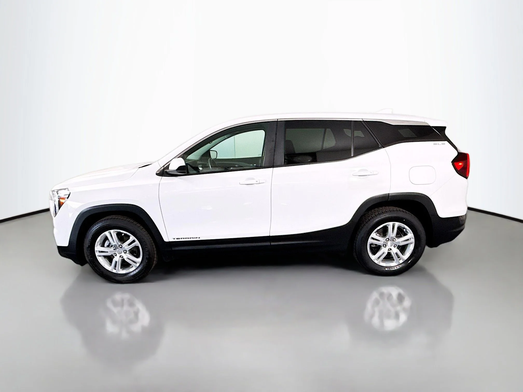 Used 2022 Summit White GMC SLE image 4