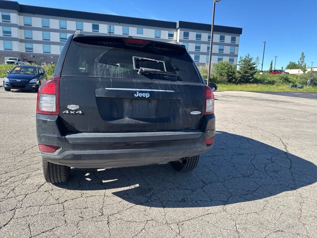 Used 2016  Jeep Latitude image 20
