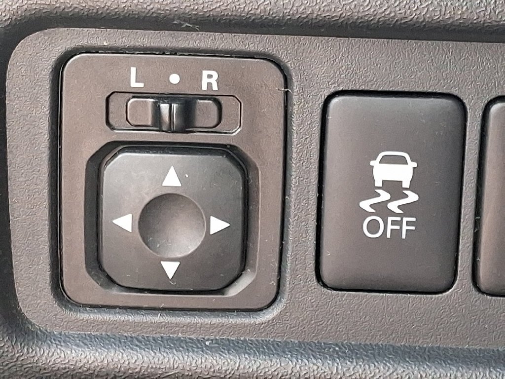 Used 2023 White Diamond Mitsubishi ES image 24