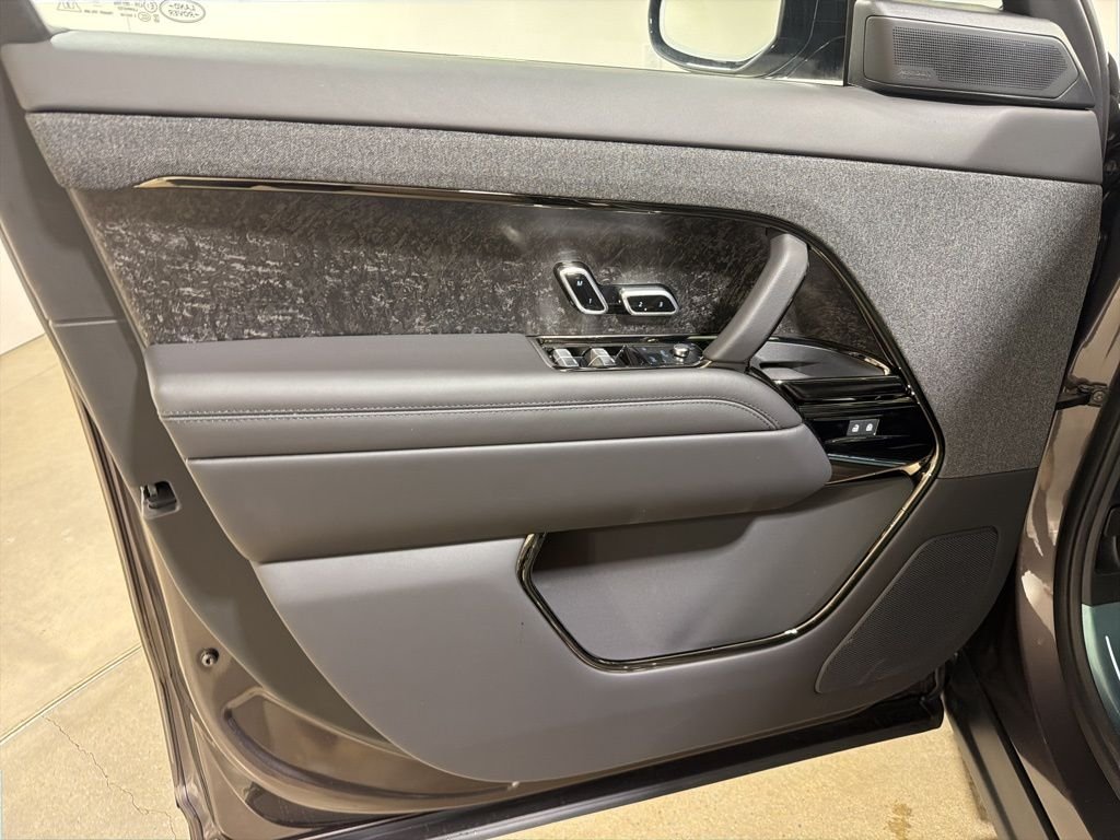 New 2026 Charente Grey Land Rover Dynamic SE P530 V8 image 12