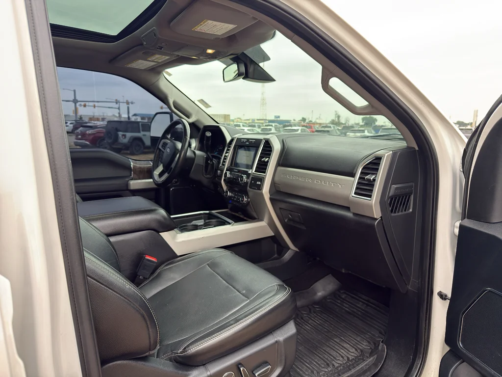 Used 2018 White Platinum Metallic Tri-Coat Ford LARIAT image 10
