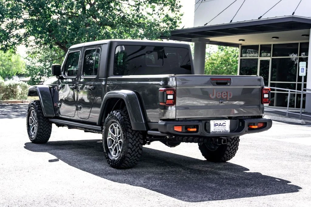New 2025 Gray Jeep Mojave image 5