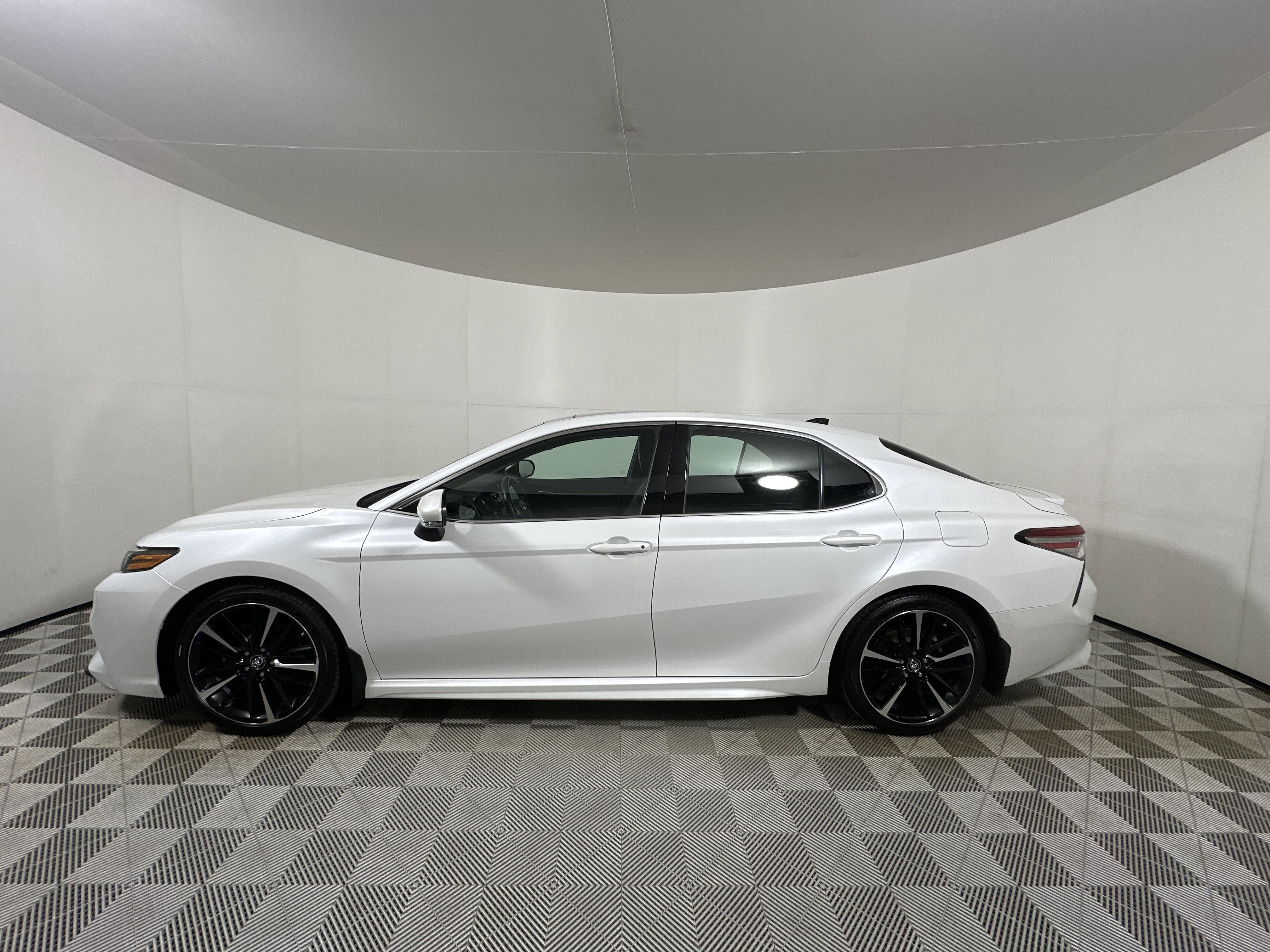 Used 2018  Toyota  image 4