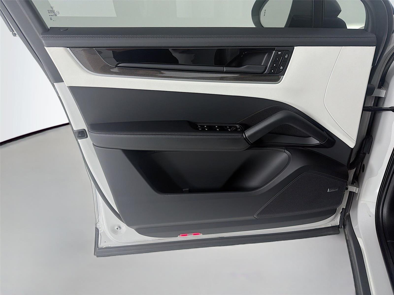 Used 2025 Chalk Porsche S E-Hybrid image 6