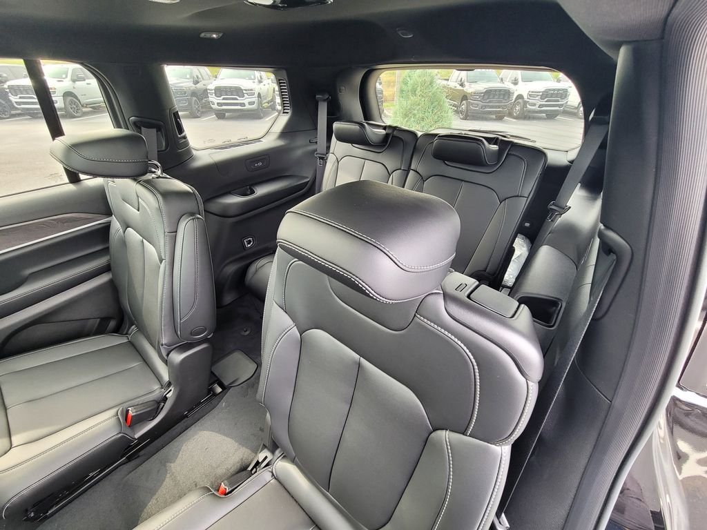 New 2026 Diamond Black Crystal Pearl-Coat Exterior Paint Jeep Limited image 10