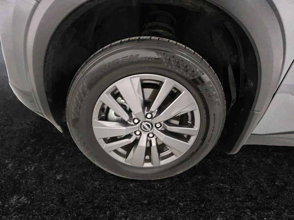 Used 2025 Gray Nissan SV image 27