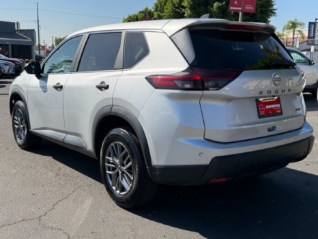 Used 2024 Silver Nissan S image 5