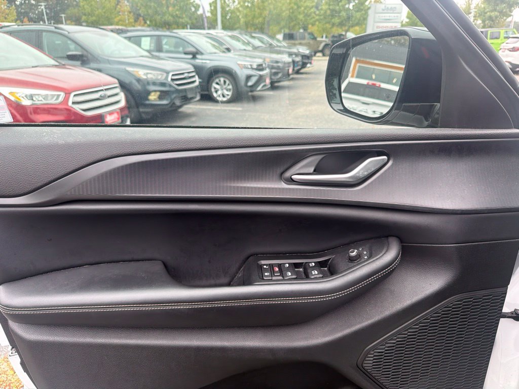 Used 2024 White Jeep Altitude image 14