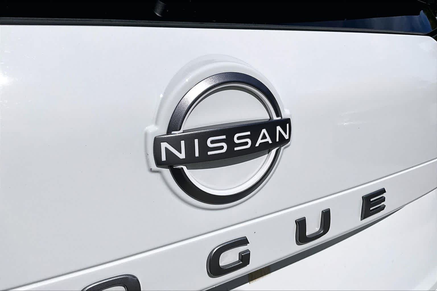 Used 2024 Glacier White Nissan S image 31
