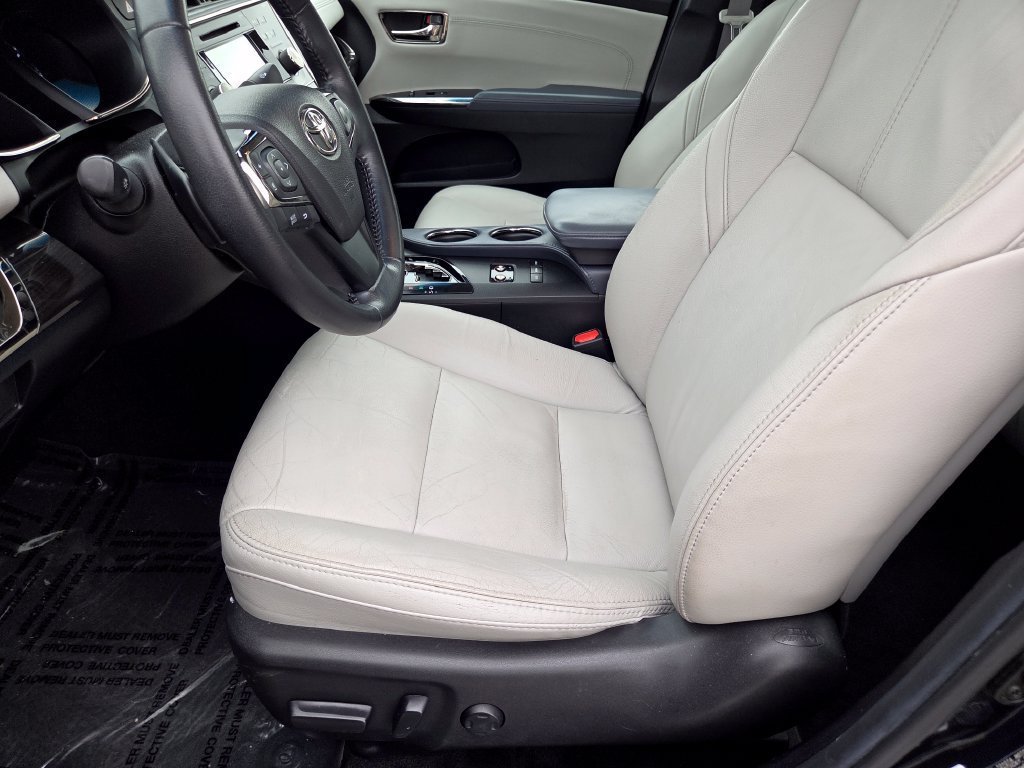 Used 2015 Cosmic Gray Mica Toyota XLE Premium image 6