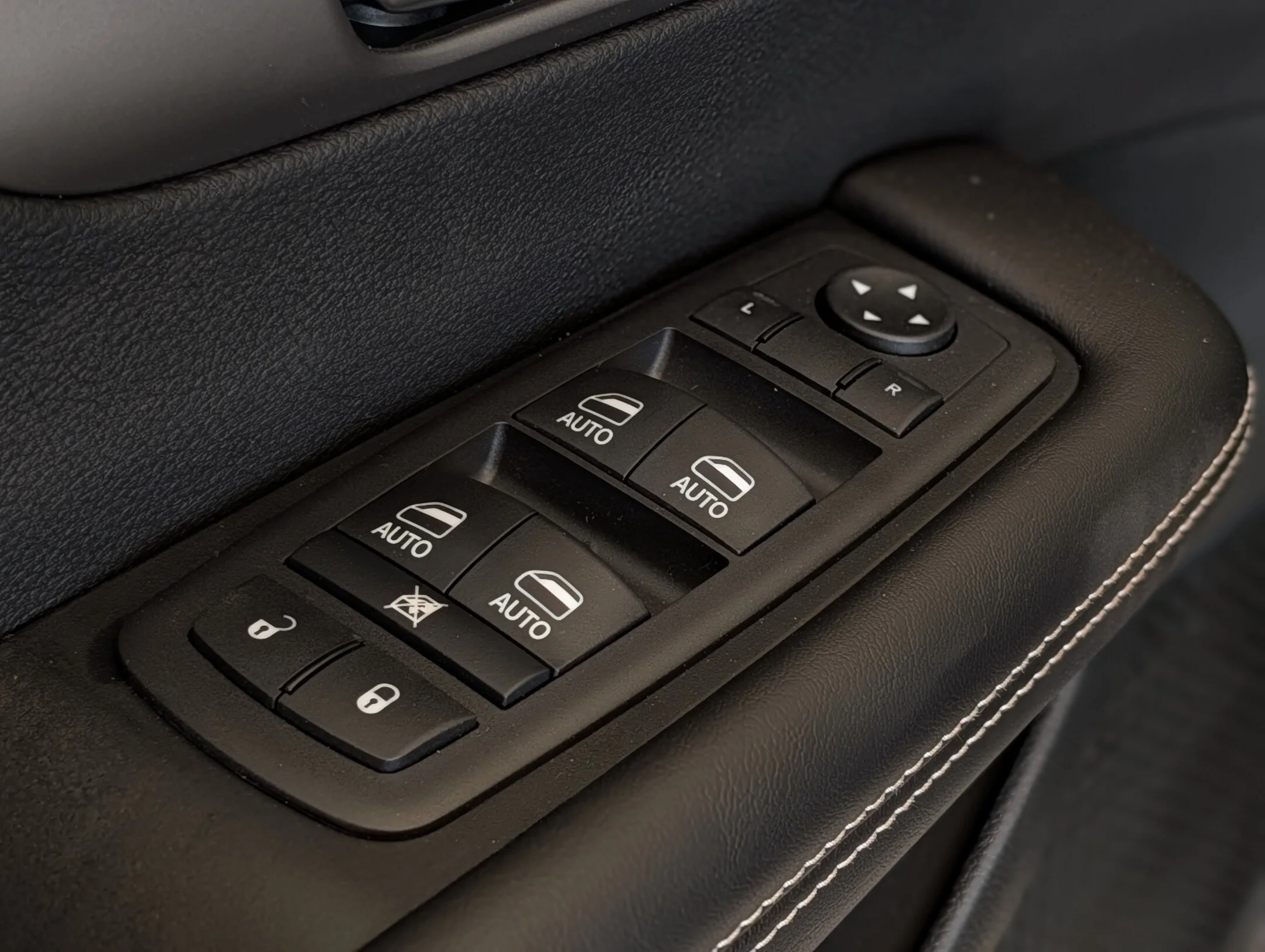 New 2027 White Chrysler Select - - AWD - Adaptive Cruise Control - Blind Spot Monitor & More! image 13