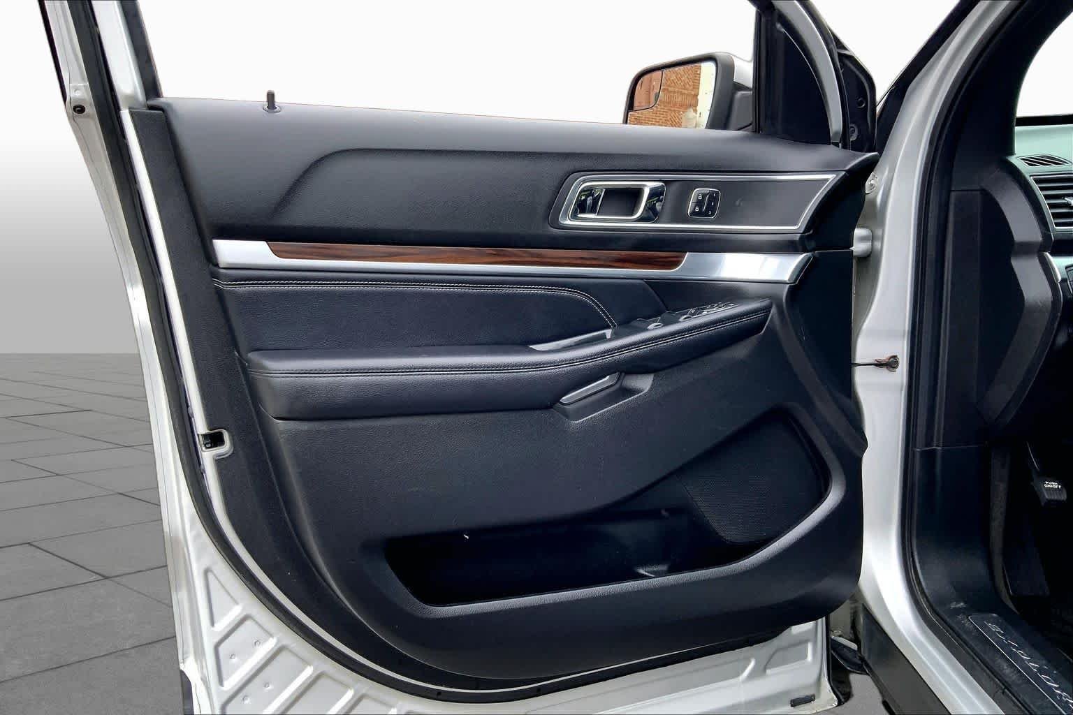Used 2018 Ingot Silver Ford Limited image 22