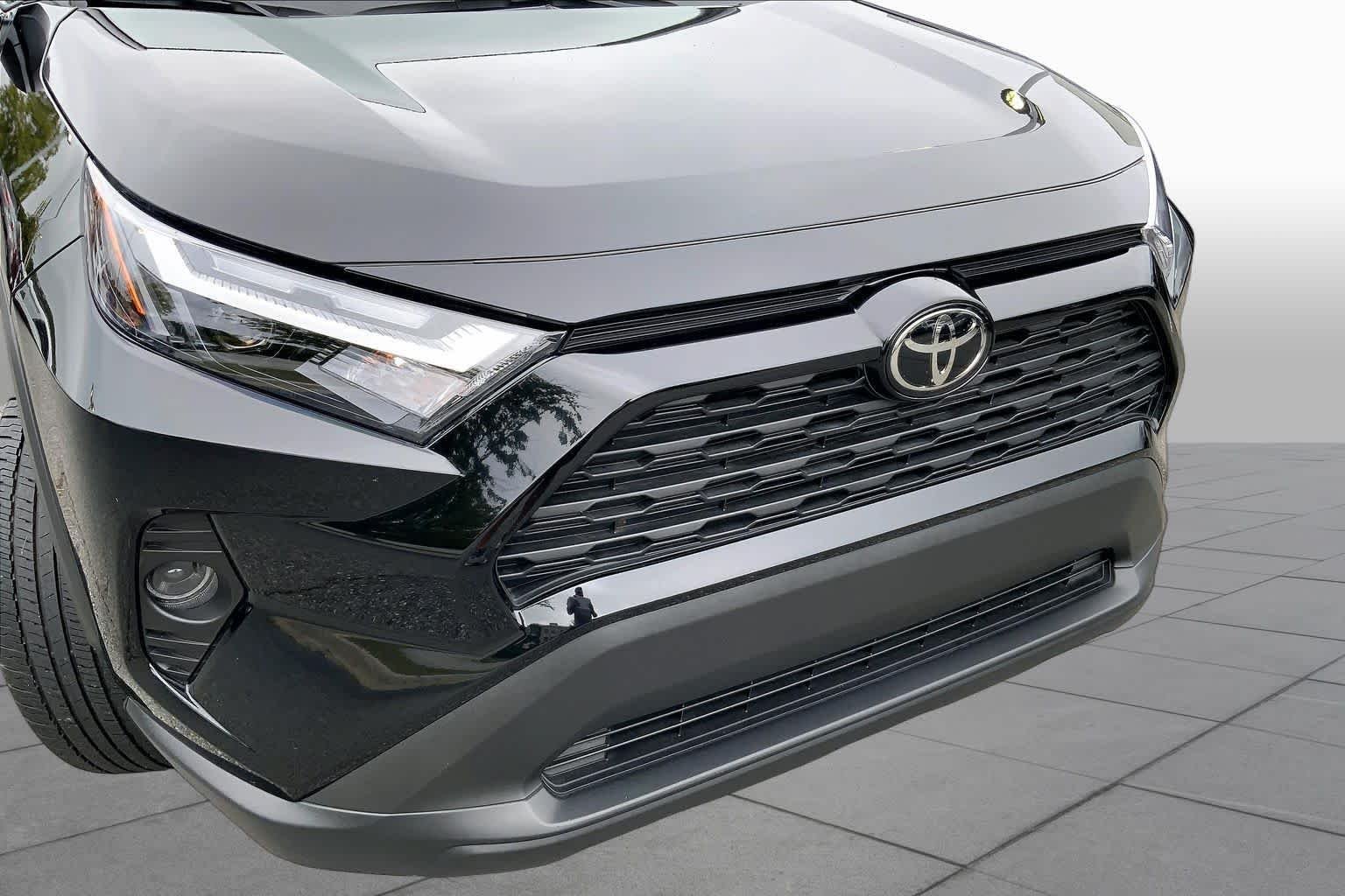 Used 2025 Midnight Black Metallic Toyota LE image 27