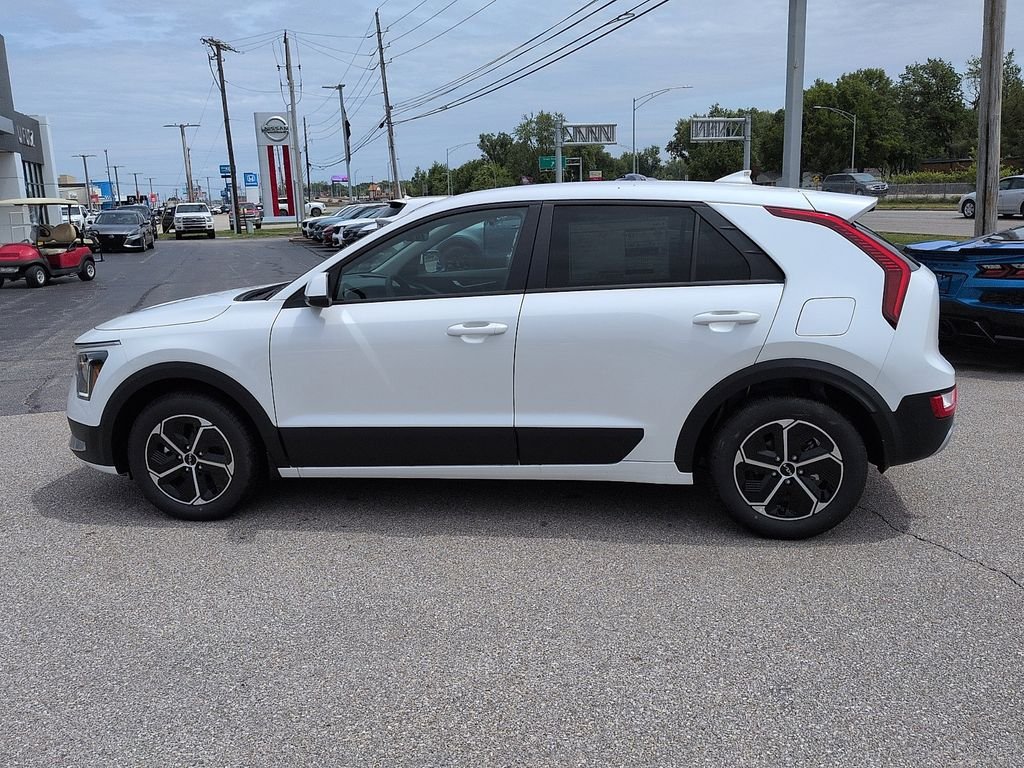 New 2026 Snow White Pearl Kia LX image 4