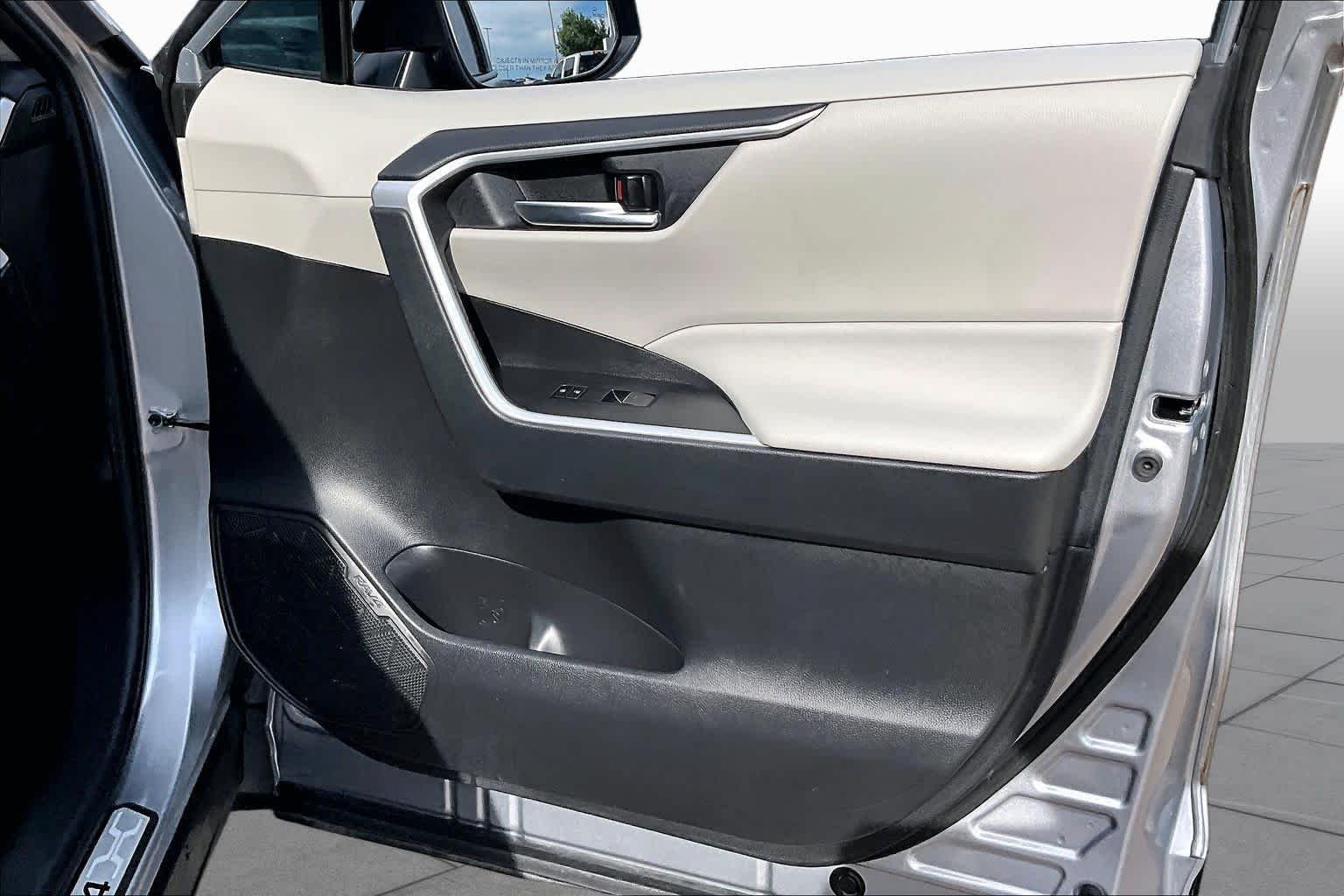 Used 2024 Silver Sky Metallic Toyota XLE Premium image 23
