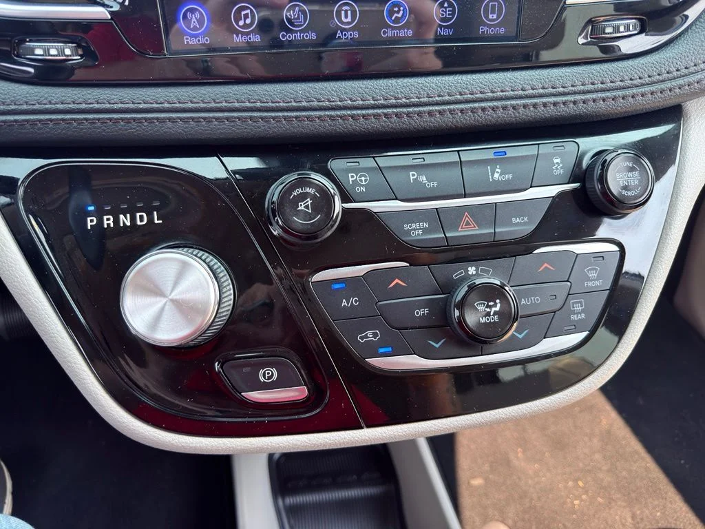 Used 2017 Silver Chrysler Limited image 46