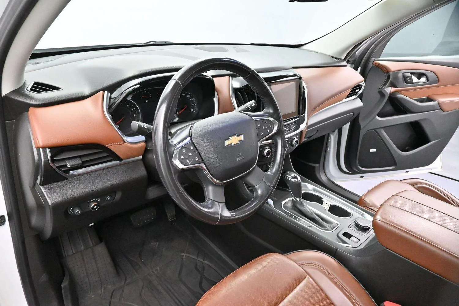 Used 2019 IRIDESCENT PEARL TRICOAT Chevrolet High Country image 19