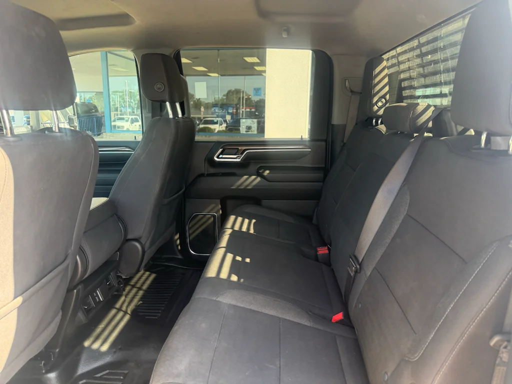 Used 2025 Summit White Chevrolet LT image 17