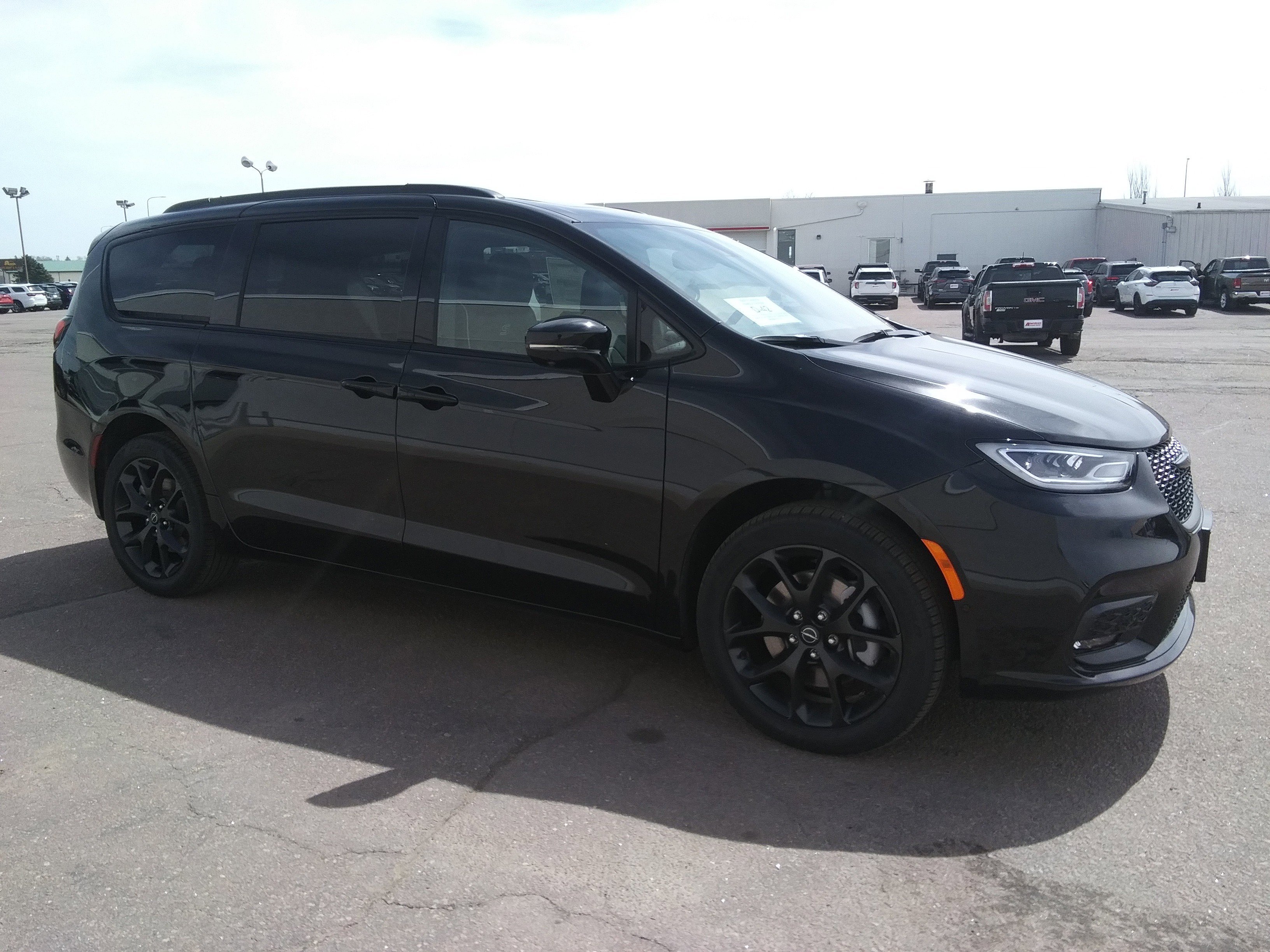 New 2026 Diamond Black Crystal Pearl-Coat Exterior Paint Chrysler Limited image 4