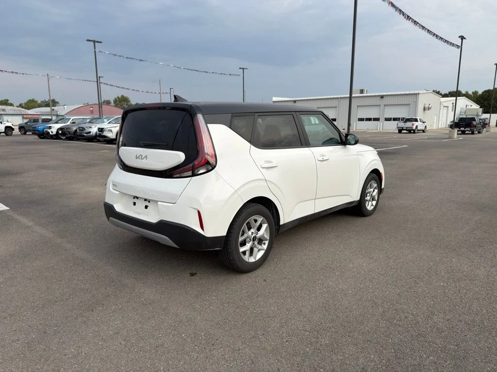 Used 2023 White Kia S image 3