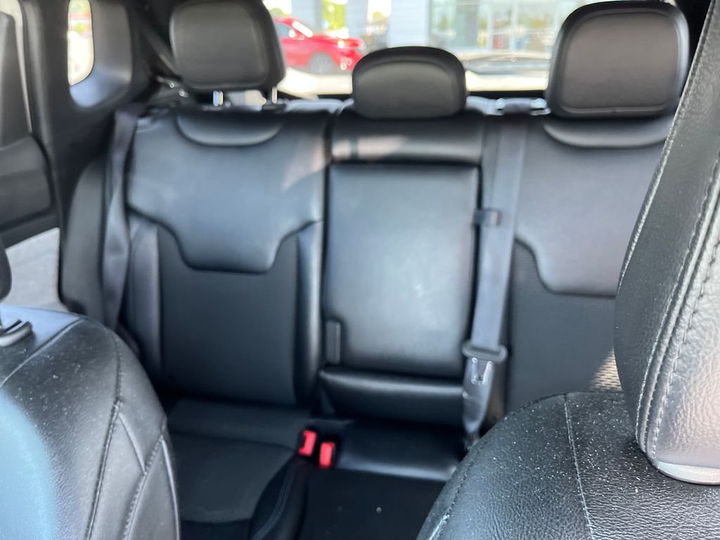 Used 2024 White Jeep Latitude image 13