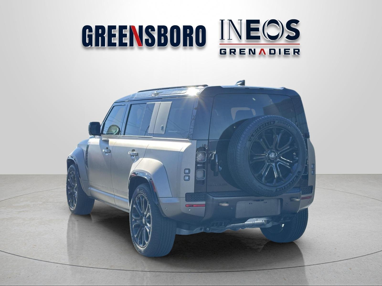 Used 2025 Petra Copper Premium Metallic Land Rover OCTA Edition One image 3