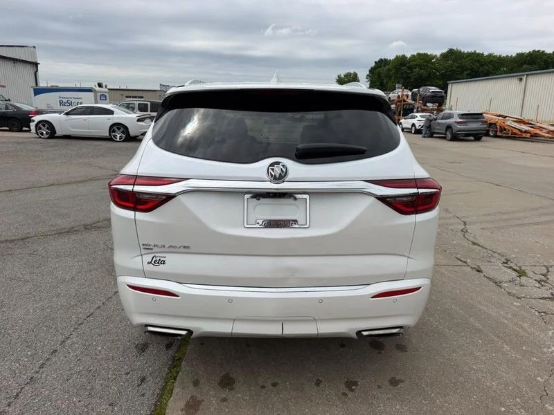 Used 2021 WHITE FROST TRICOAT Buick Avenir image 4