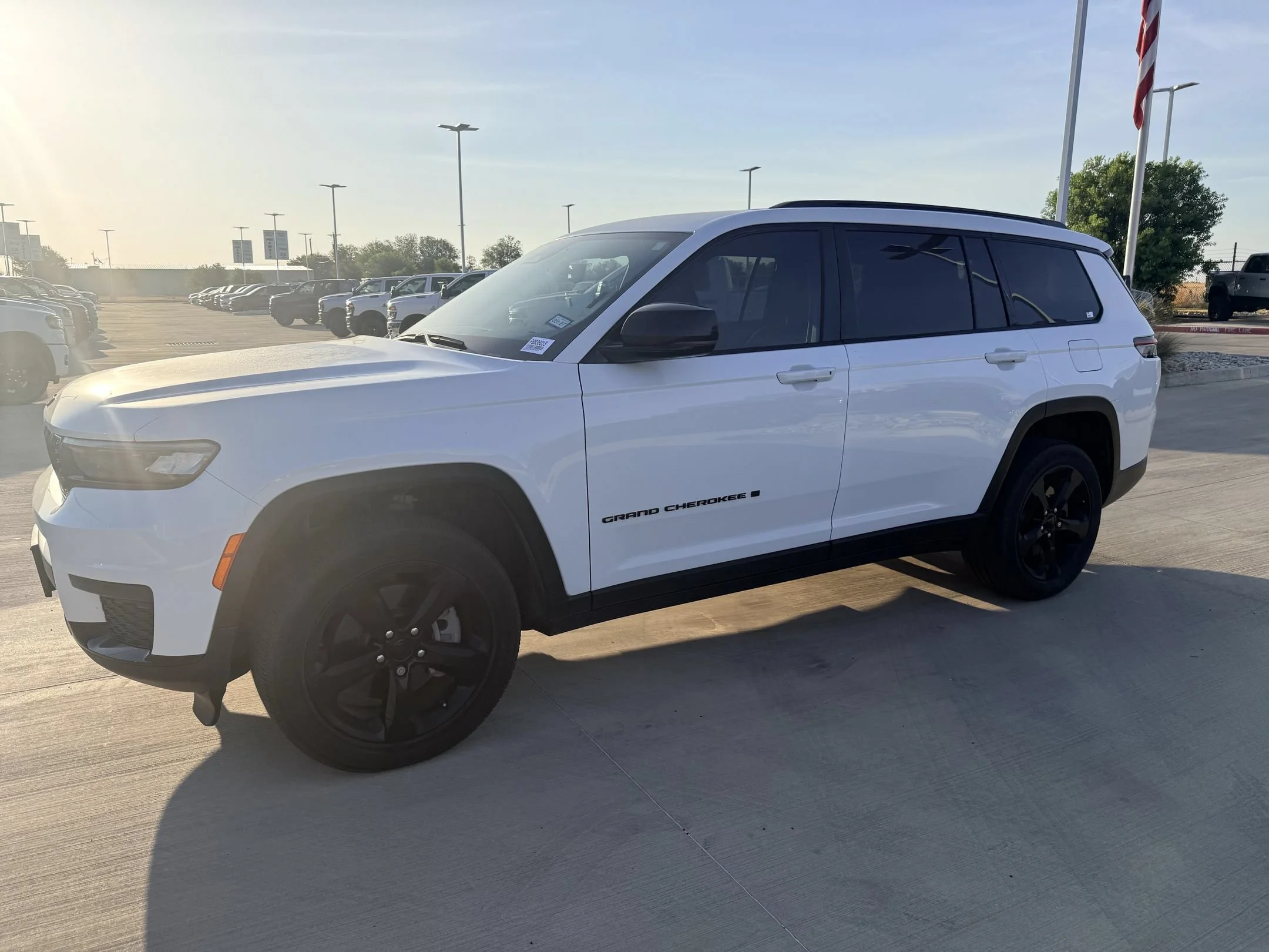 Used 2023 White Jeep Altitude image 9