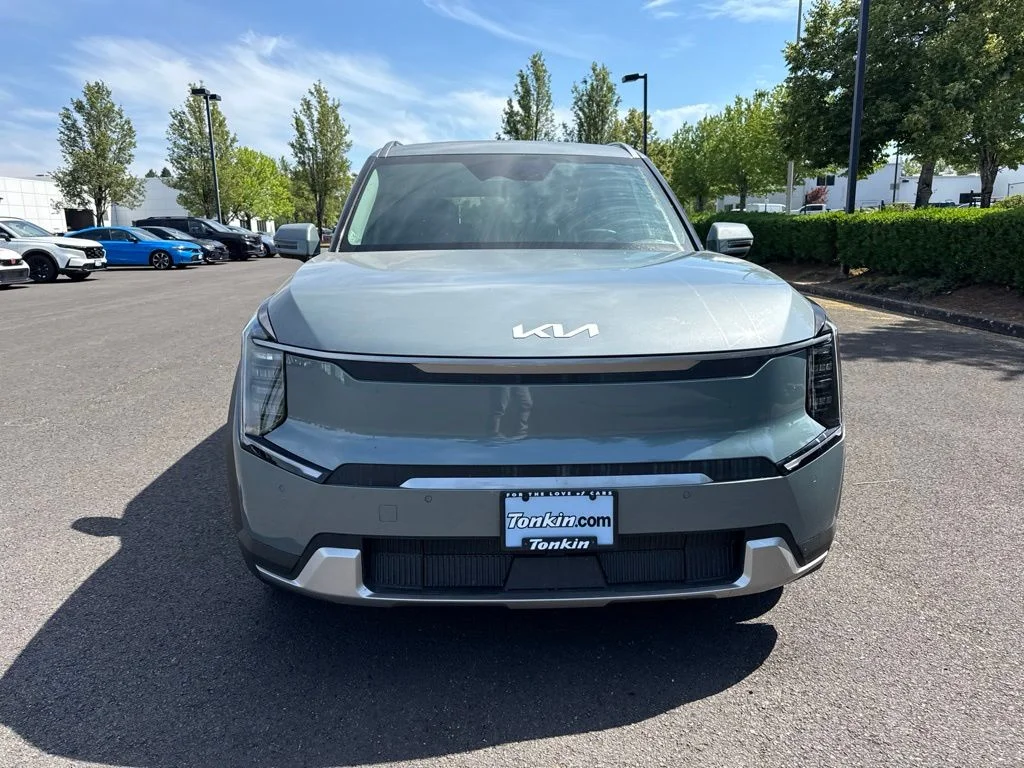 Used 2024 Iceberg Green Kia Wind image 2