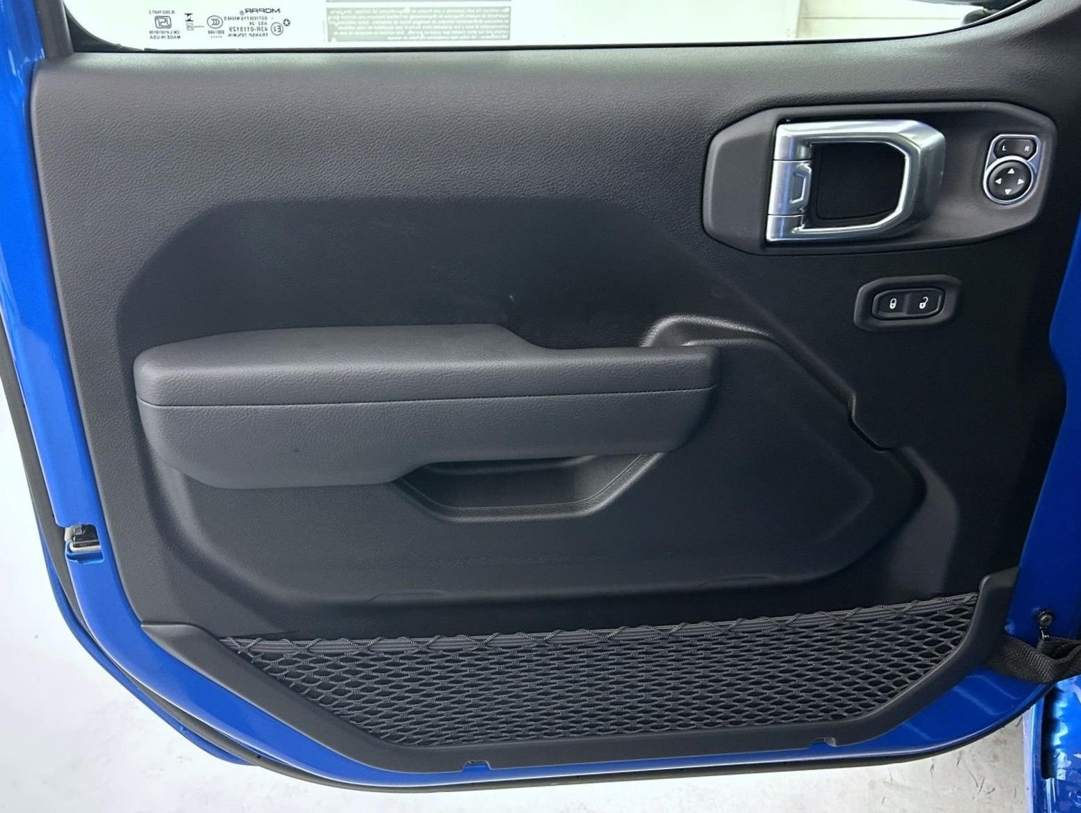 New 2026 Hydro Blue Pearl-Coat Exterior Paint Jeep Sport S image 9