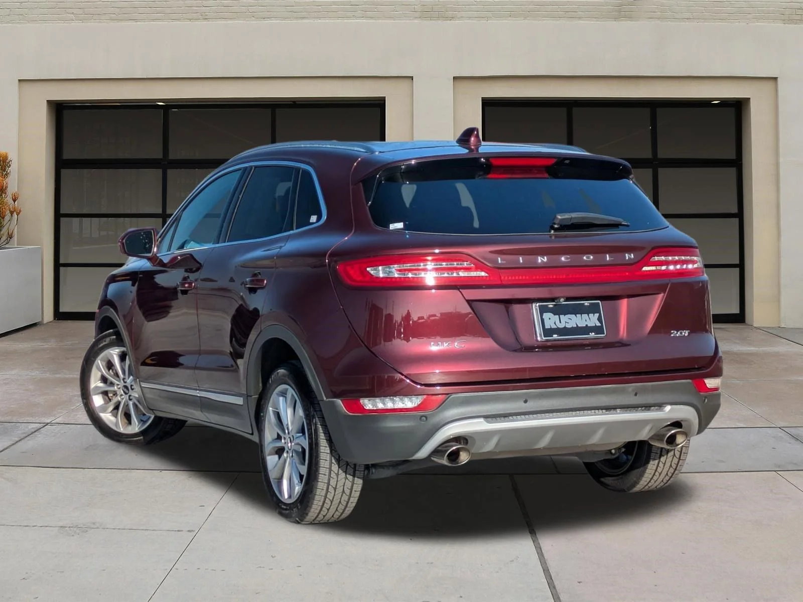Used 2017 Red Lincoln Select image 2