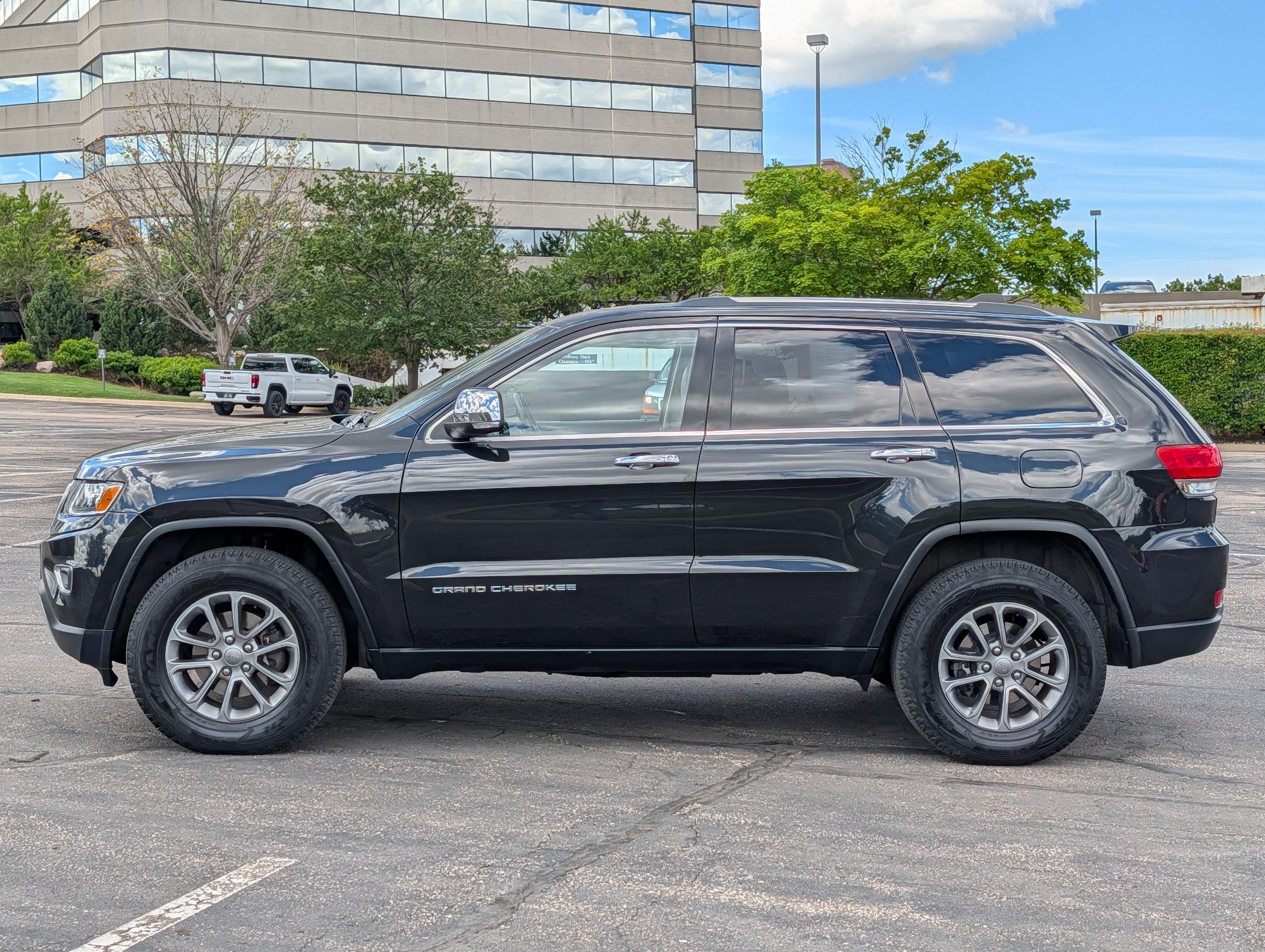 Used 2015 Brilliant Black Crystal Pearlcoat Jeep Limited image 4