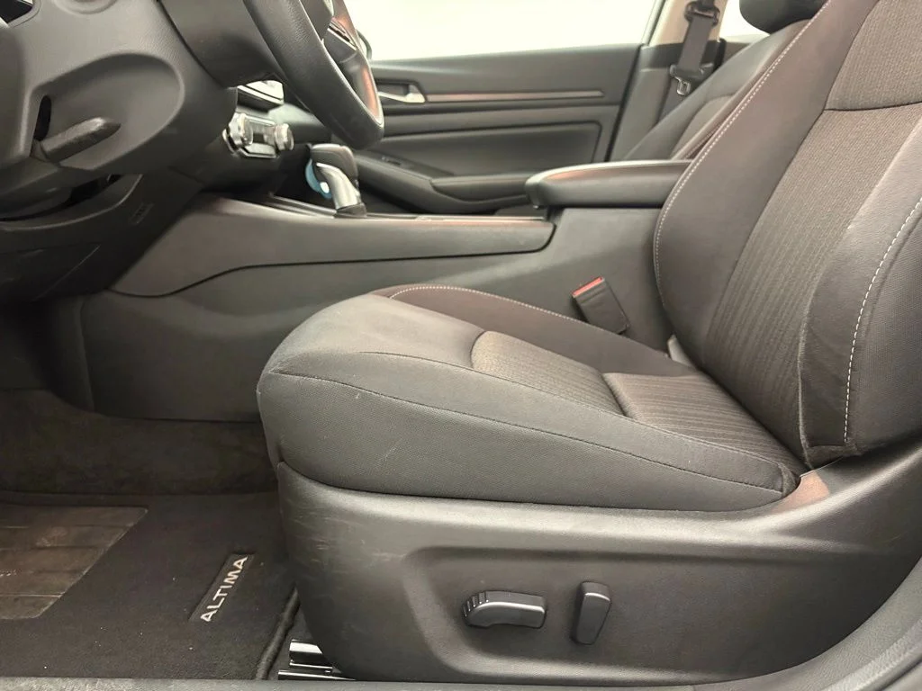 Used 2025 Silver Nissan 2.5 SV image 9