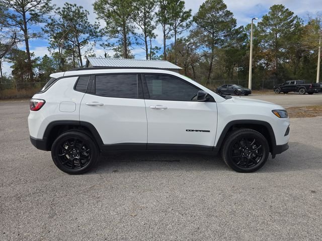 New 2026 Bright White Clear-Coat Exterior Paint Jeep Latitude image 3