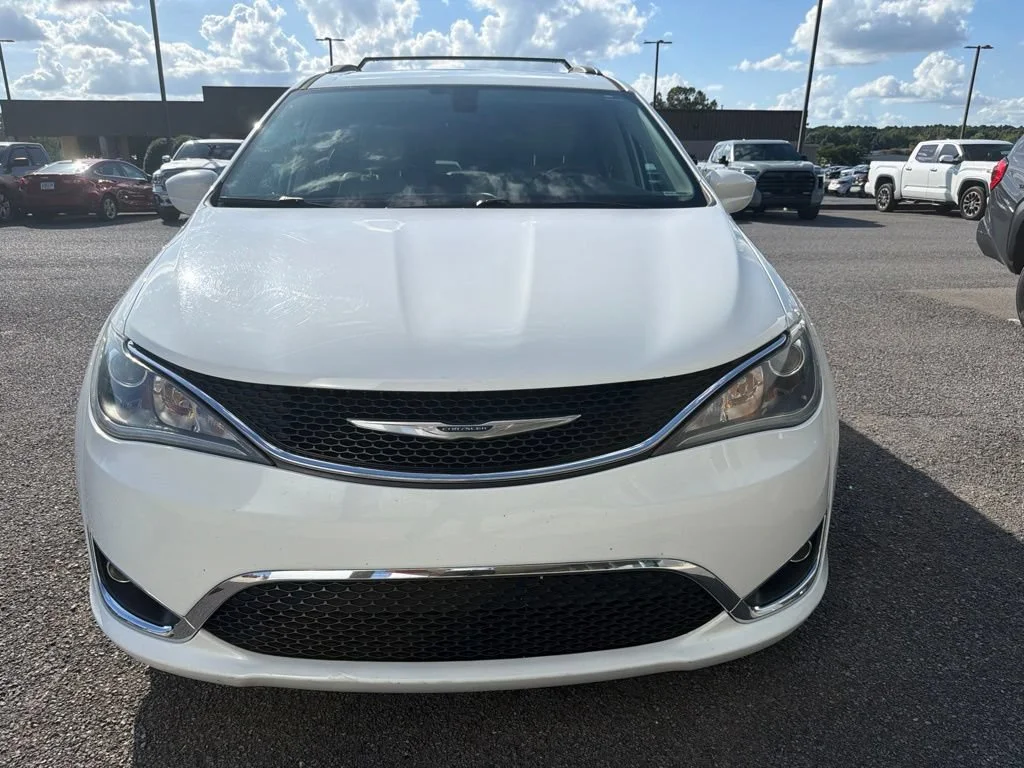 Used 2017 Bright White Clearcoat Chrysler Touring-L Plus image 9