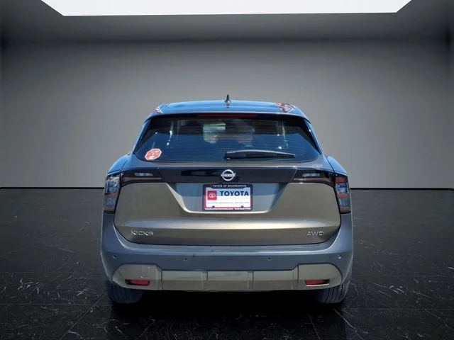 Used 2025 Brown Nissan S image 4
