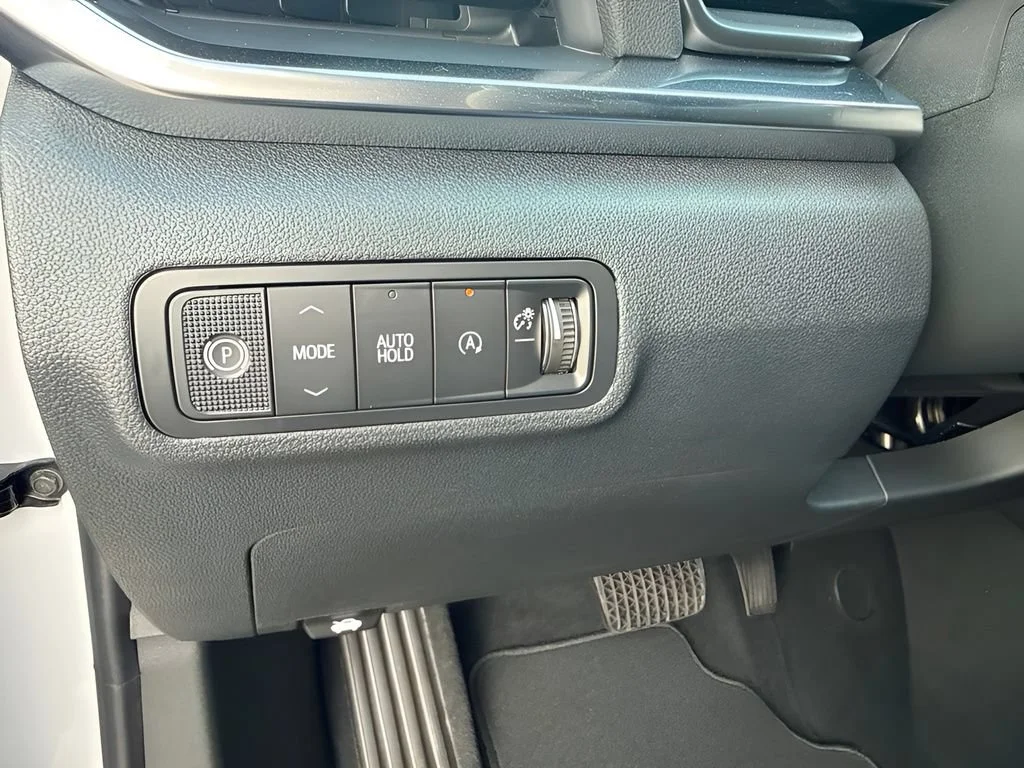 New 2027 Summit White GMC Elevation image 24