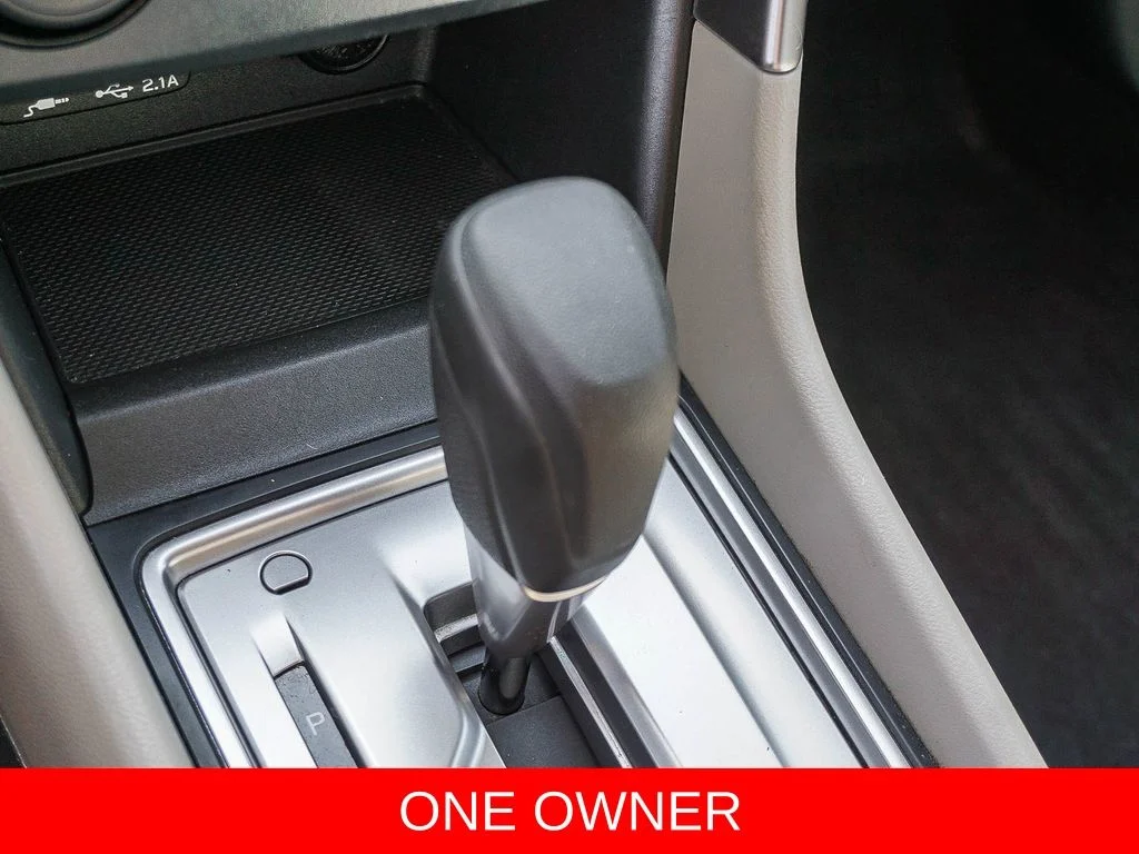 Used 2020 White Subaru Base image 22