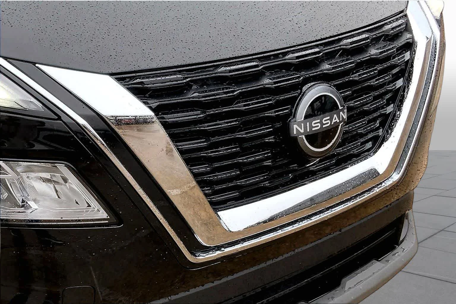 Used 2022 Super Black Nissan SV image 28