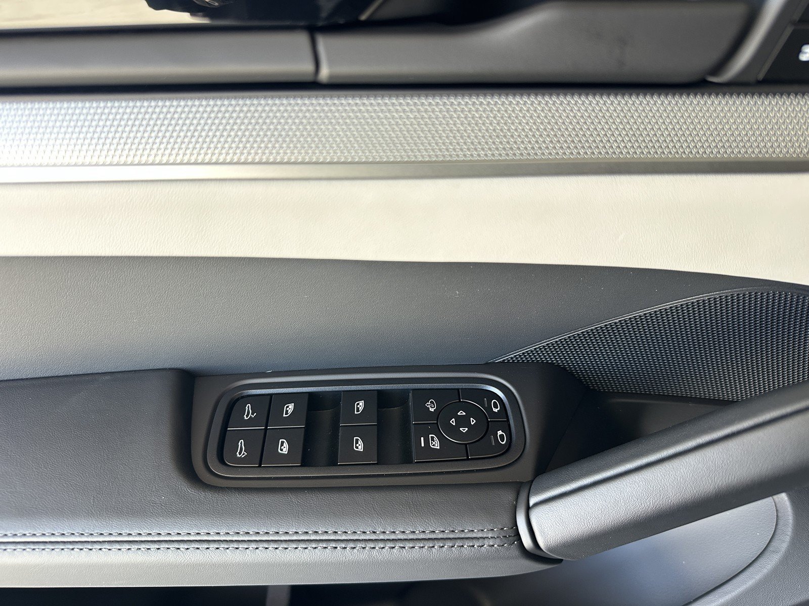 New 2026 Vanadium Grey Metallic Porsche Cayenne (AWD) image 12