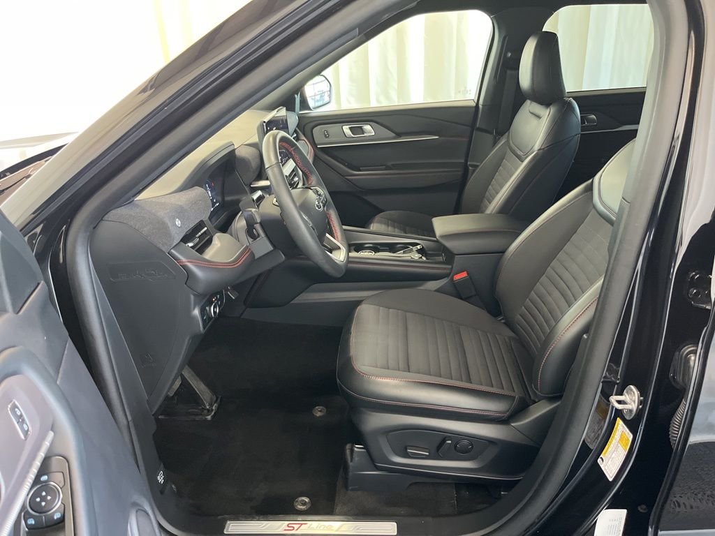 Used 2025 Agate Black Metallic Ford ST-Line image 3
