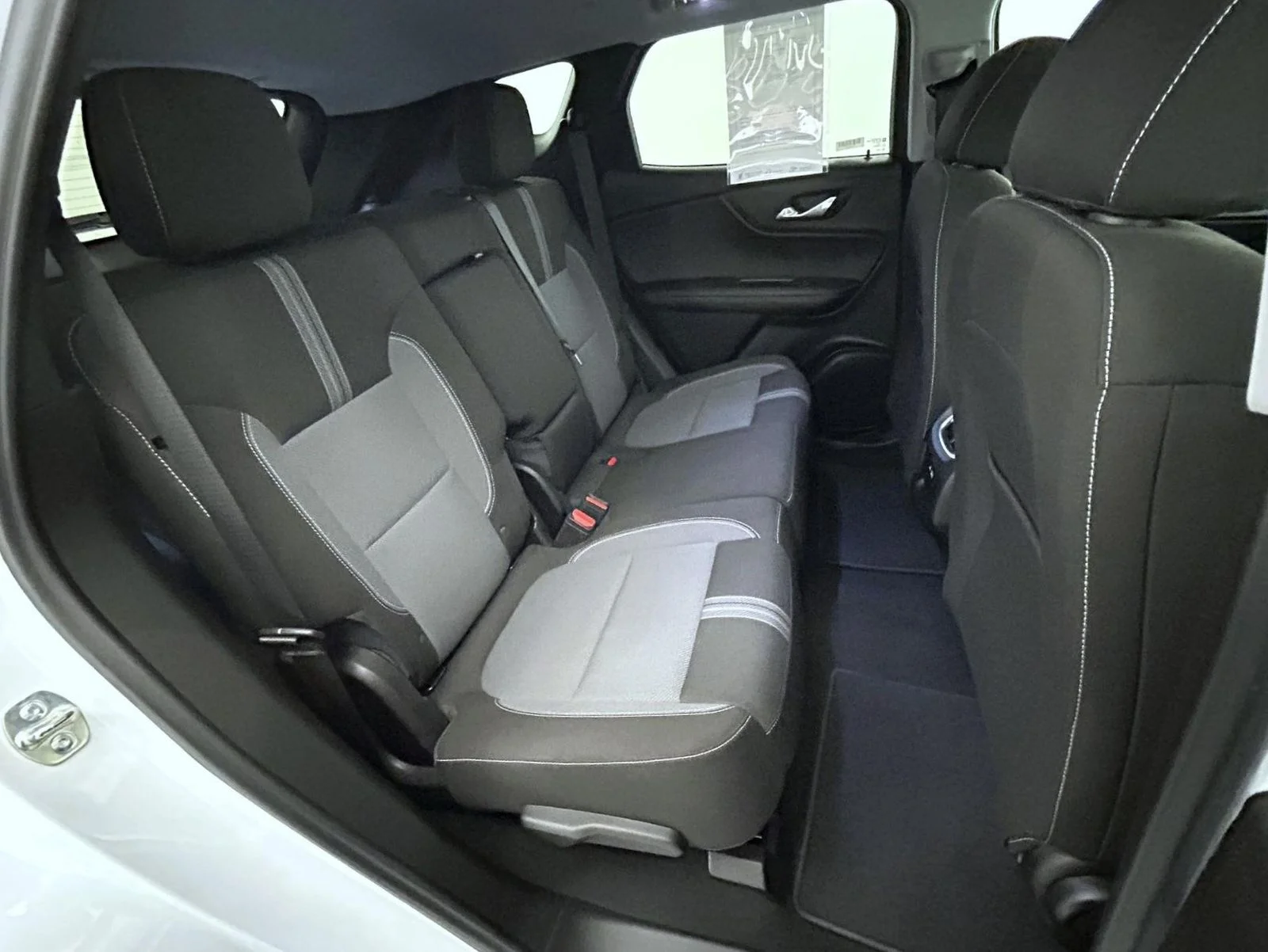 Used 2025 White Chevrolet LT image 18