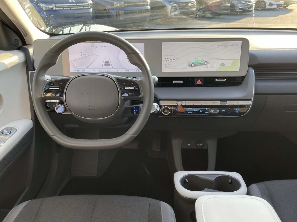 Used 2024 Atlas White Hyundai SE image 4