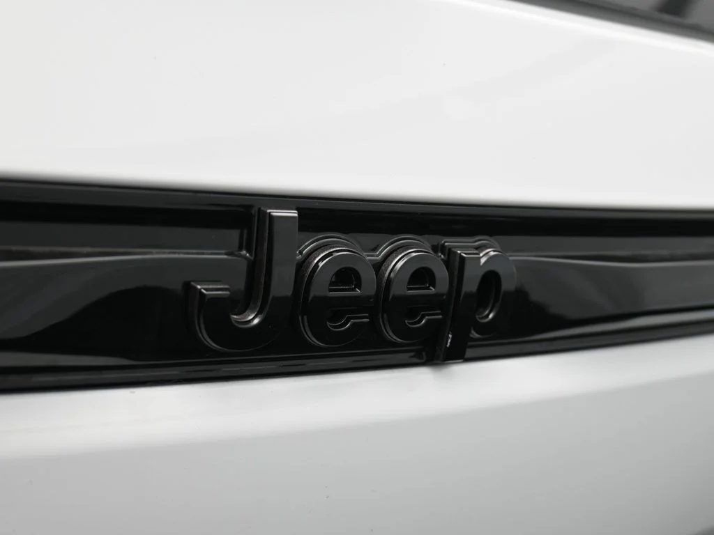 New 2026 Bright White Clear-Coat Exterior Paint Jeep Laredo image 26