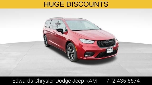 2026 Chrysler Pacifica Select's photo