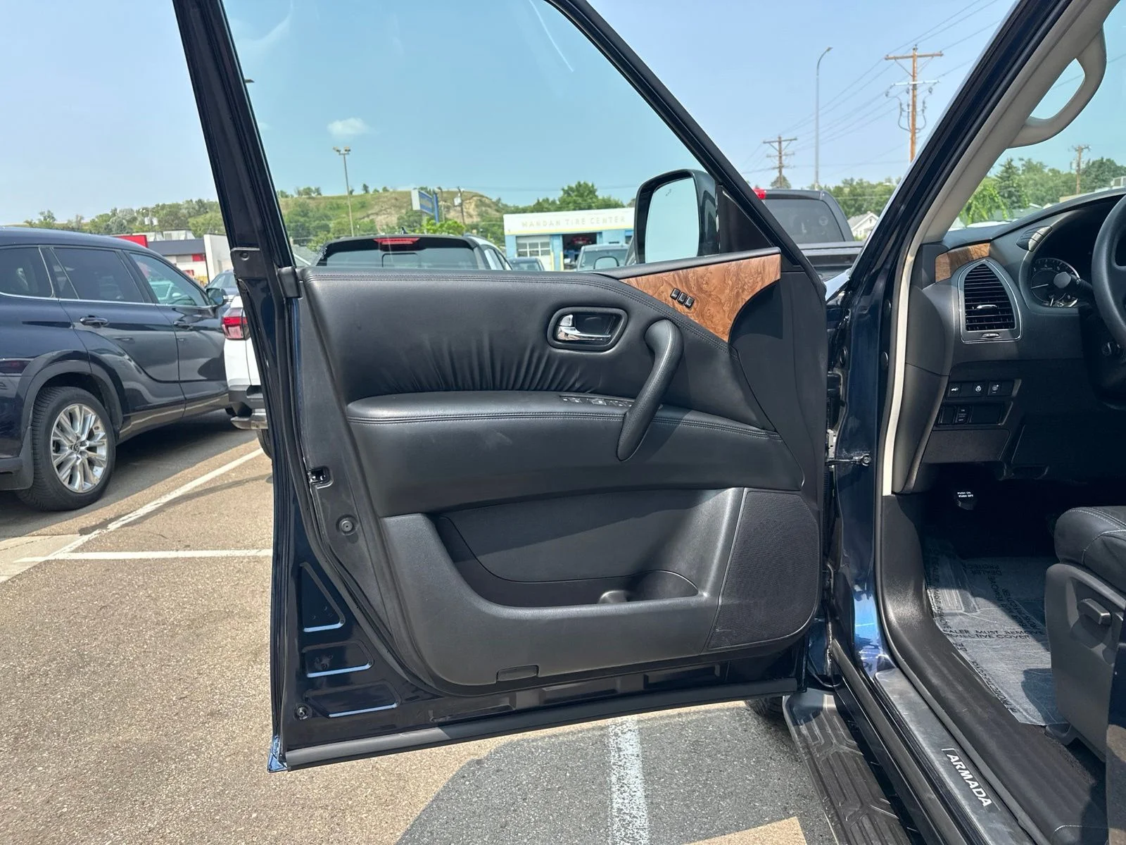 Used 2023 Blue Nissan SL image 17